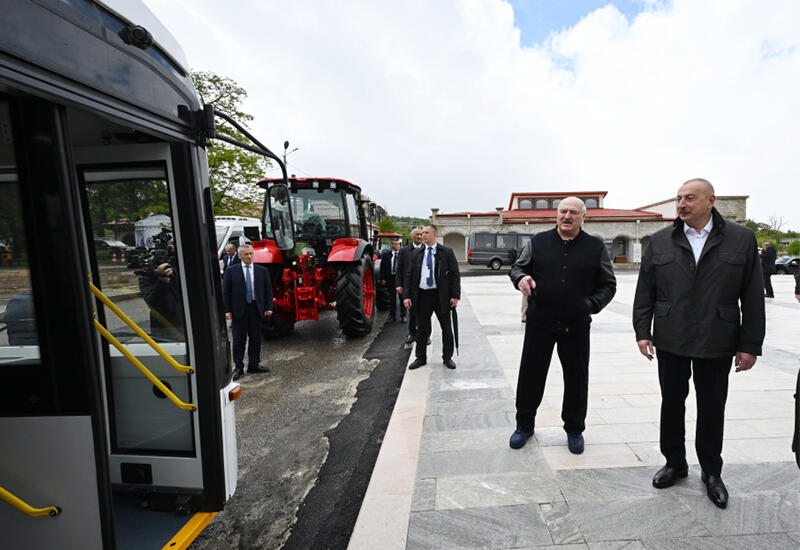 Президент Ильхам Алиев и Президент Александр Лукашенко осмотрели в Шуше автобус совместного производства Азербайджана и Беларуси и тракторы, подаренные Президентом Беларуси