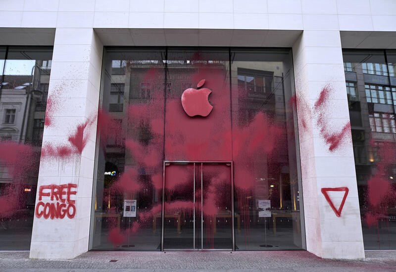 Магазин Apple в Берлине изрисовали красной краской