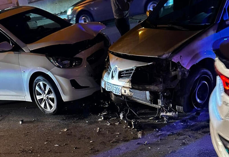В Баку столкнулись три автомобиля, есть пострадавшие