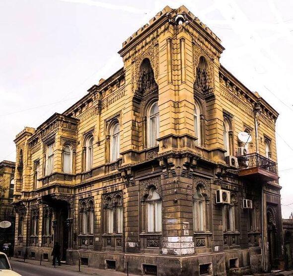Мало в мире городов, где соединены все архитектурной эпохи. Баку надо беречь