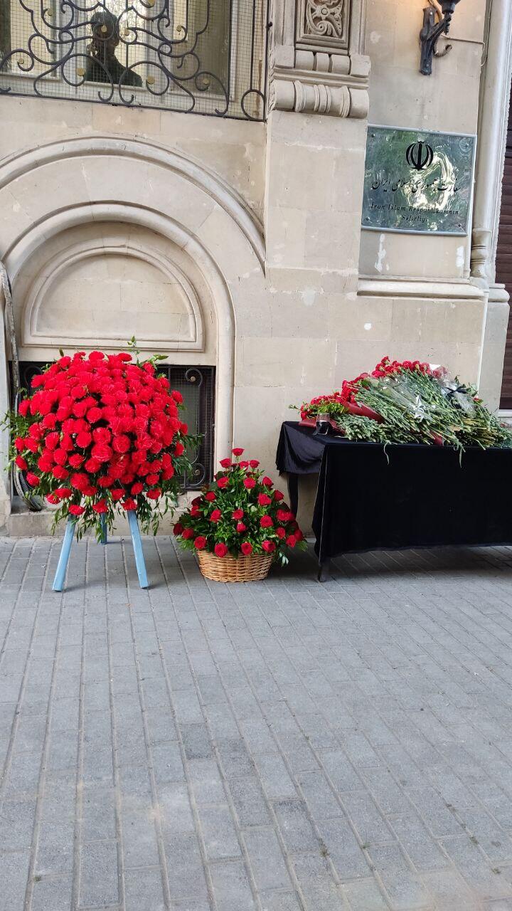 Граждане Азербайджана возлагают цветы к посольству Ирана в Баку