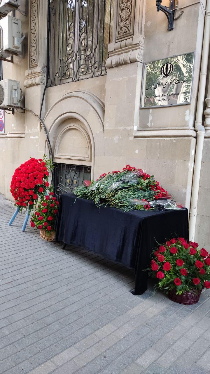 Граждане Азербайджана возлагают цветы к посольству Ирана в Баку