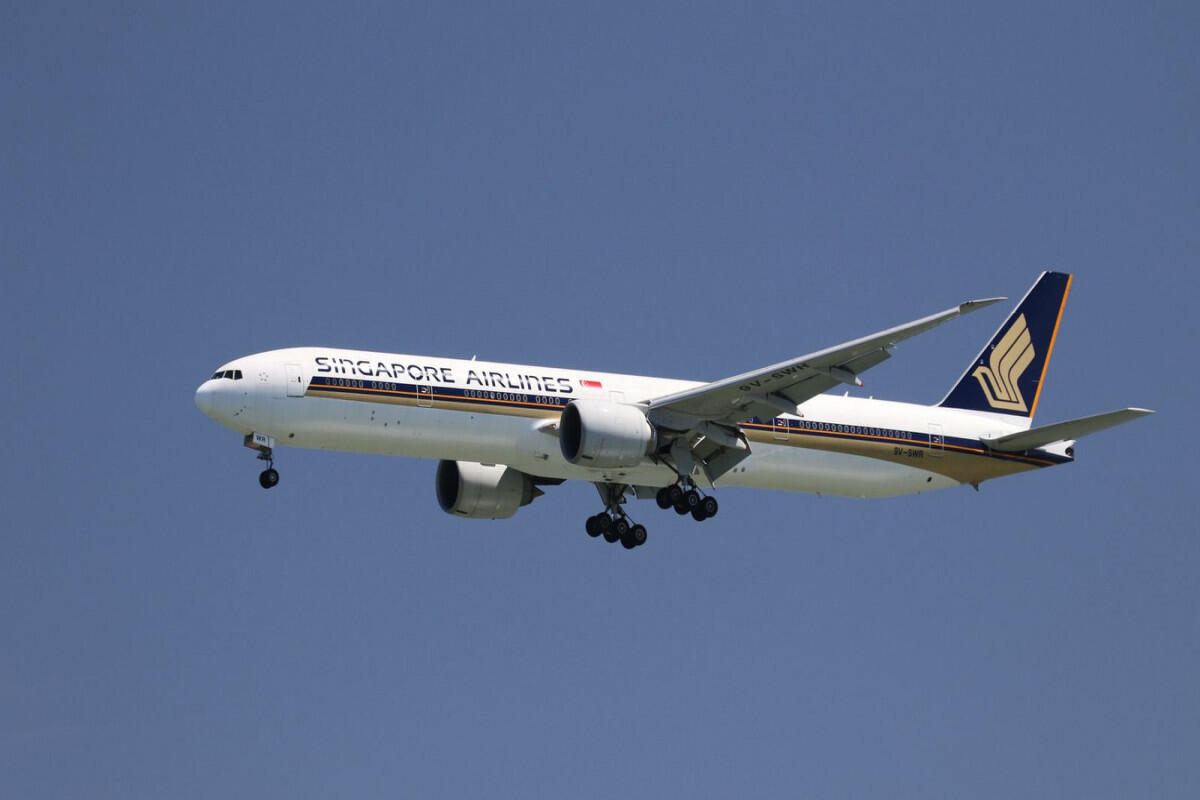 Самолет, летевший из Лондона в Сингапур, попал в воздушную яму
