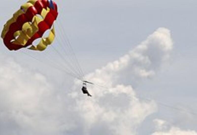 Турист решил полетать с парашютом на пляже в Индии и не выжил