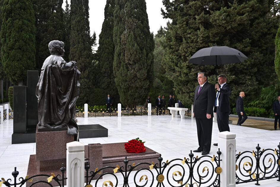 Президент Таджикистана посетил могилу Великого лидера на Аллее почетного захоронения