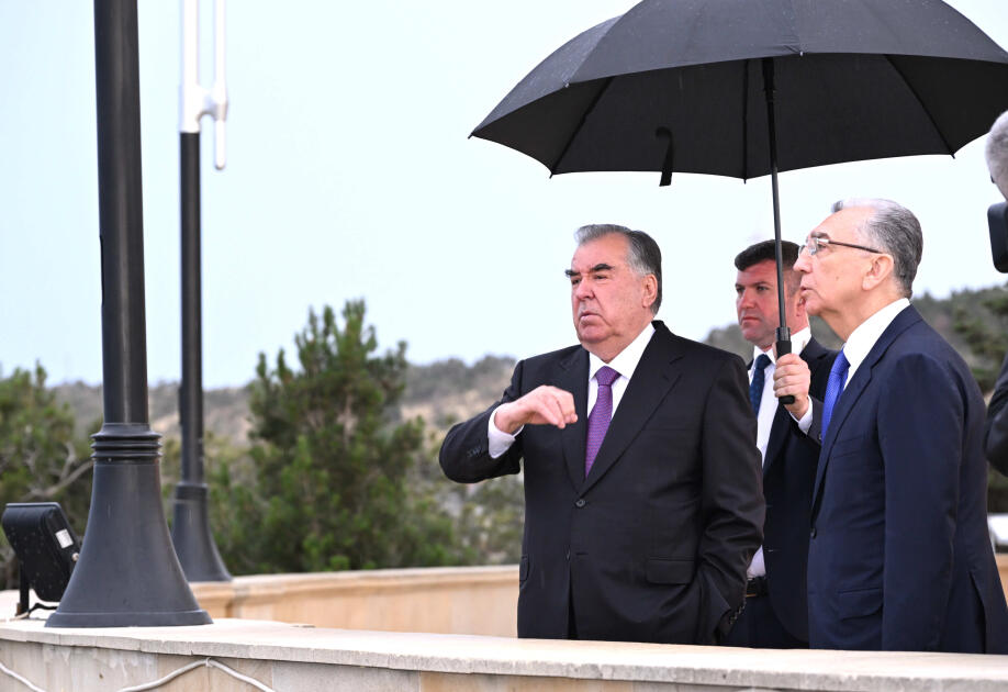 Президент Эмомали Рахмон посетил Шехидляр хиябаны