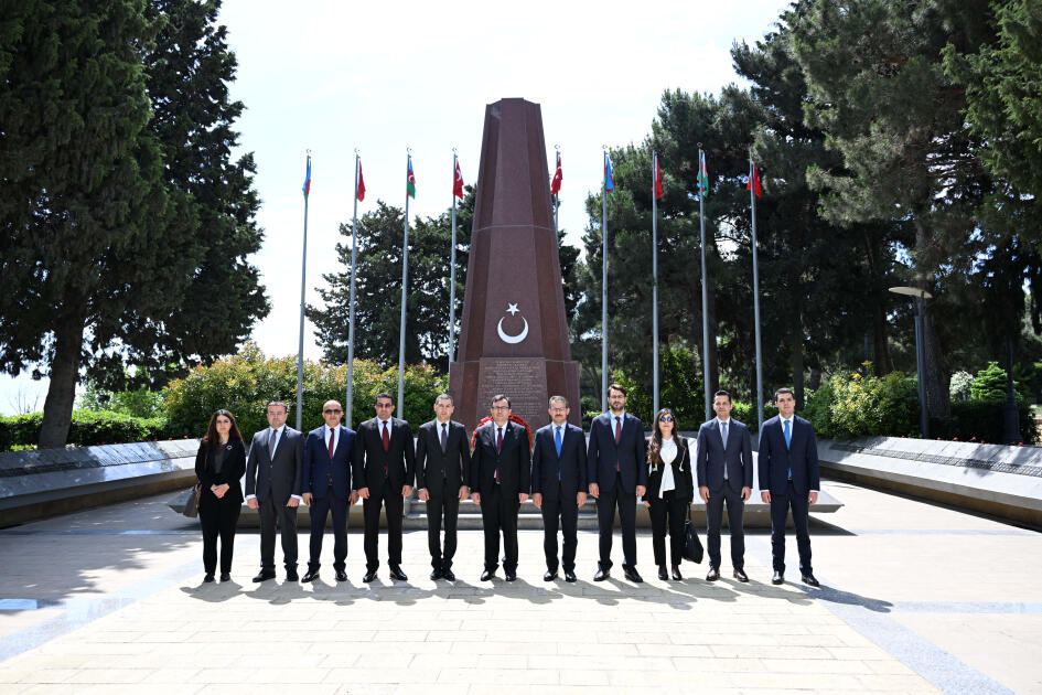Заместитель генсекa парламента Турции посетил могилу Великого лидера и Шехидляр хиябаны