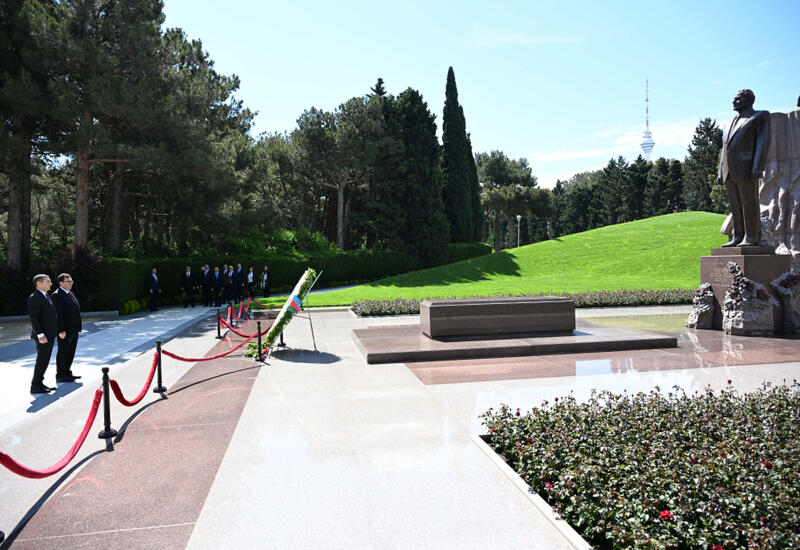 Заместитель генсекa парламента Турции посетил могилу Великого лидера и Шехидляр хиябаны