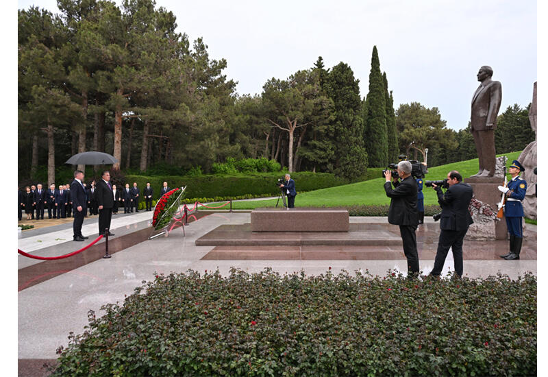 Президент Таджикистана посетил могилу Великого лидера на Аллее почетного захоронения