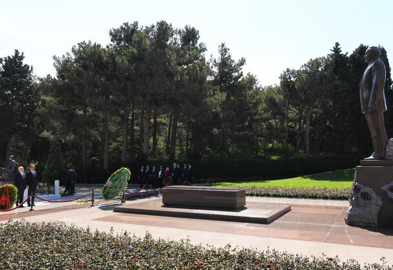 Делегация Турции посетила могилу Великого лидера, Шехидляр хиябаны и мемориал турецким воинам