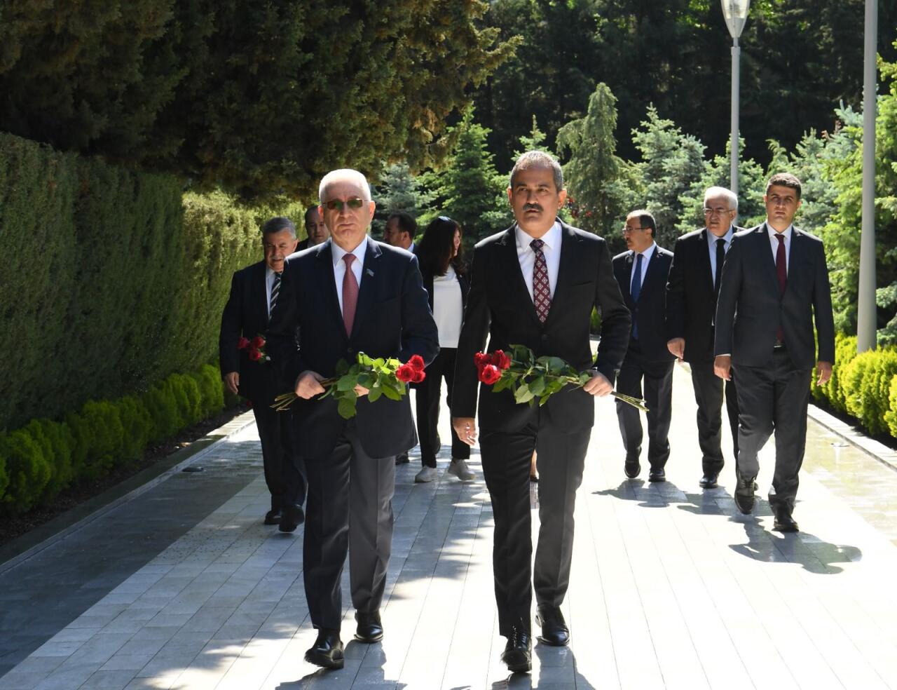 Делегация Турции посетила могилу Великого лидера, Шехидляр хиябаны и мемориал турецким воинам