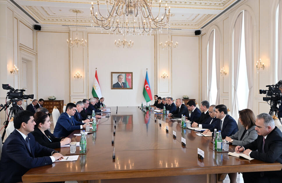 Состоялась встреча Президента Ильхама Алиева с Президентом Таджикистана Эмомали Рахмоном в расширенном составе