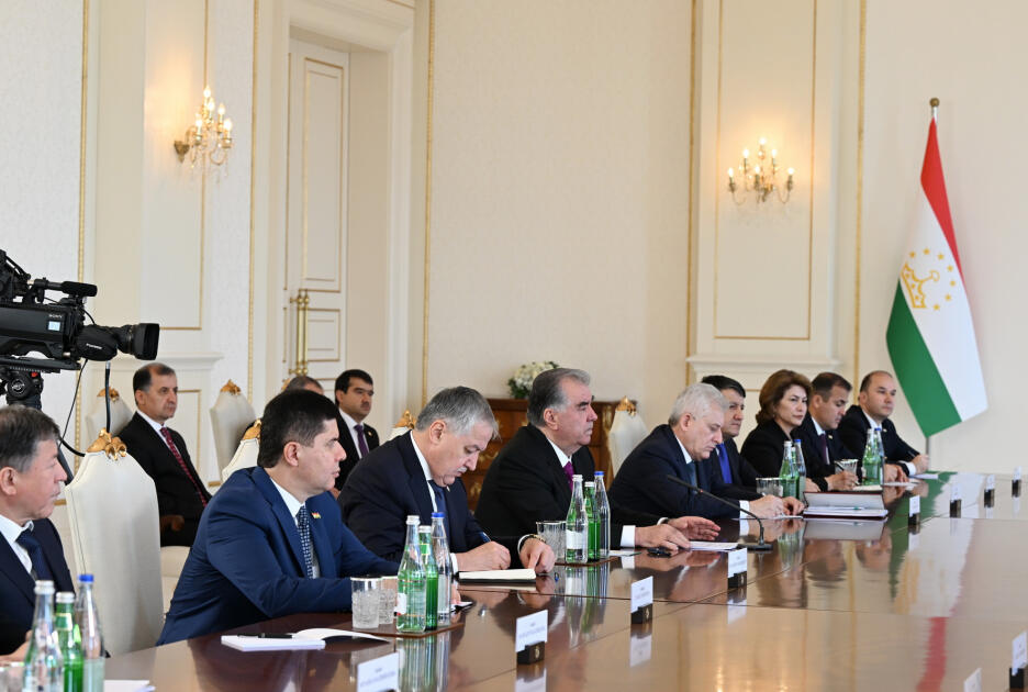 Состоялась встреча Президента Ильхама Алиева с Президентом Таджикистана Эмомали Рахмоном в расширенном составе