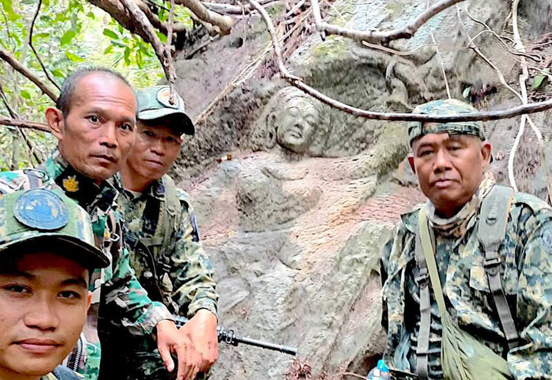 В Таиланде трое грибников отправились в лес и нашли там загадочную скульптуру