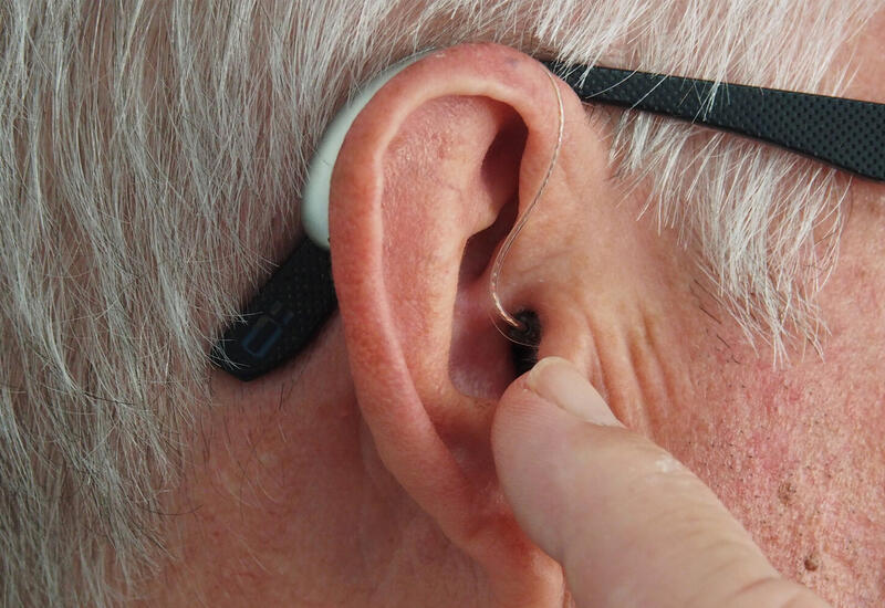 Стало известно, как слуховые аппараты помогают сохранять остроту ума в пожилом возрасте