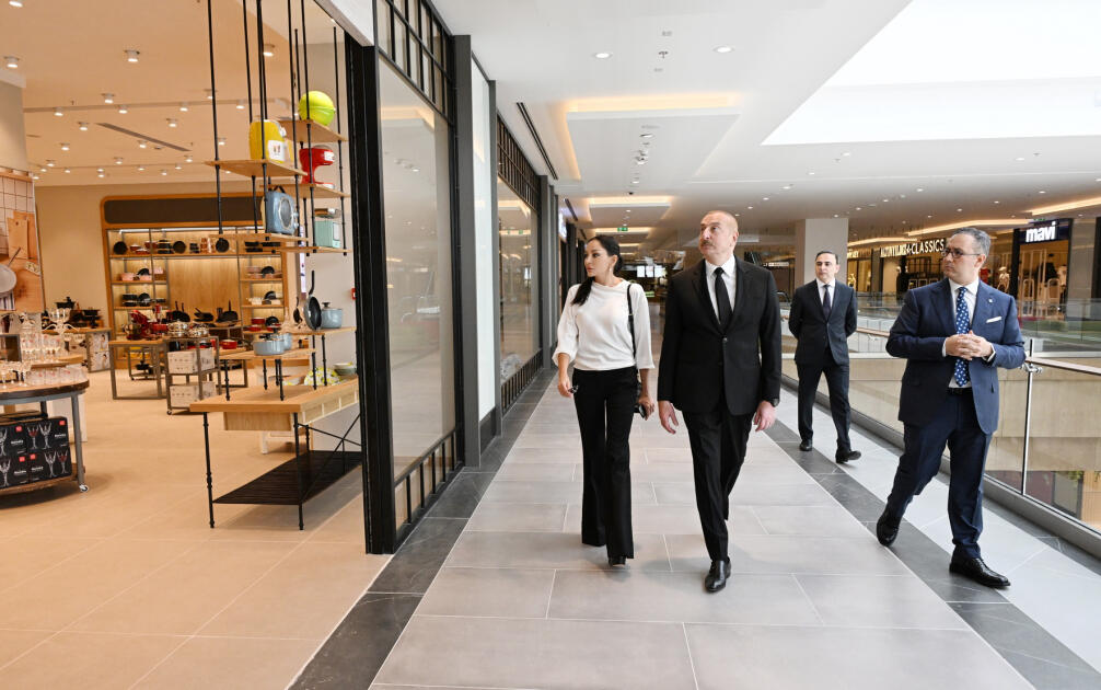 Президент Ильхам Алиев и Первая леди Мехрибан Алиева приняли участие в презентации проекта Crescent Bay и открытии торгового центра Crescent Mall в Баку