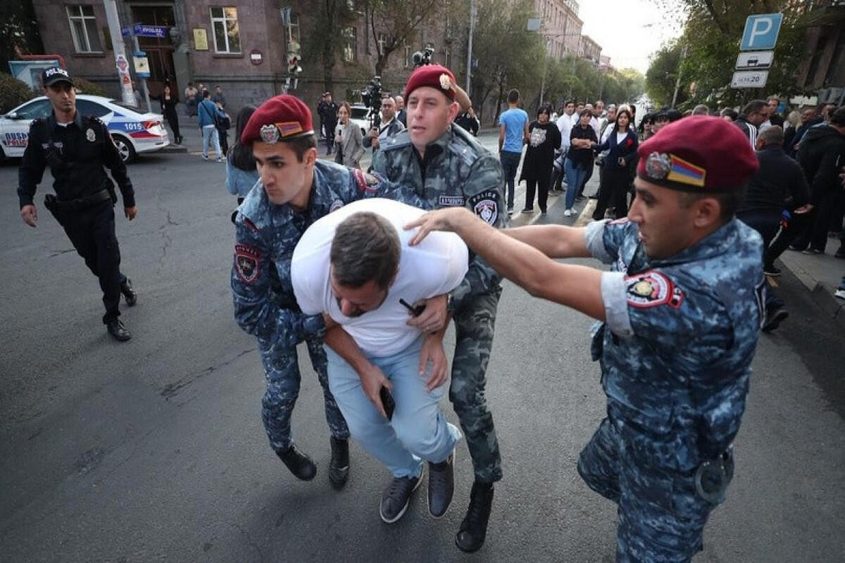 Полиция задержала более 100 человек в центре Еревана