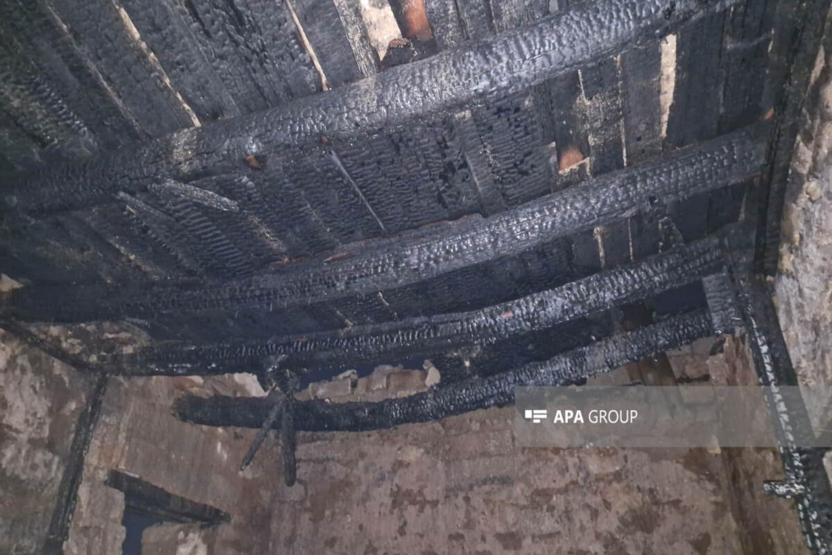 В Баку сгорел дом, один человек госпитализирован