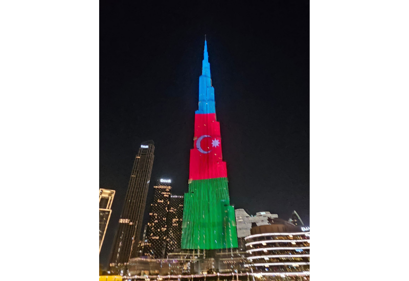 Бурдж халифа окрасилась в цвета флага Азербайджана