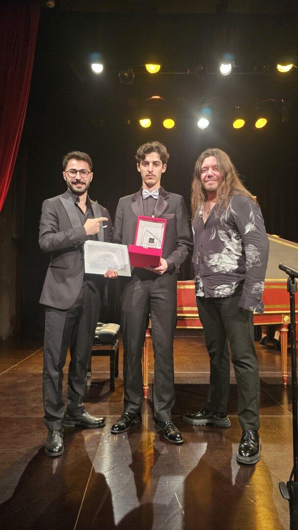 Азербайджанский вокалист стал лауреатом Международного конкурса музыки эпохи барокко в Турции