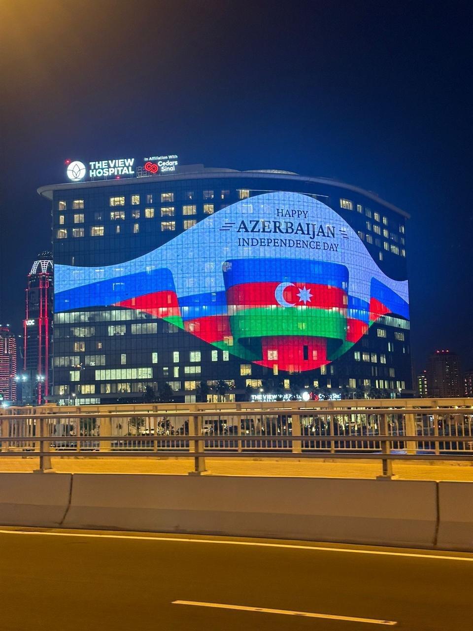 Здания в Дохе подсвечены цветами флага Азербайджана