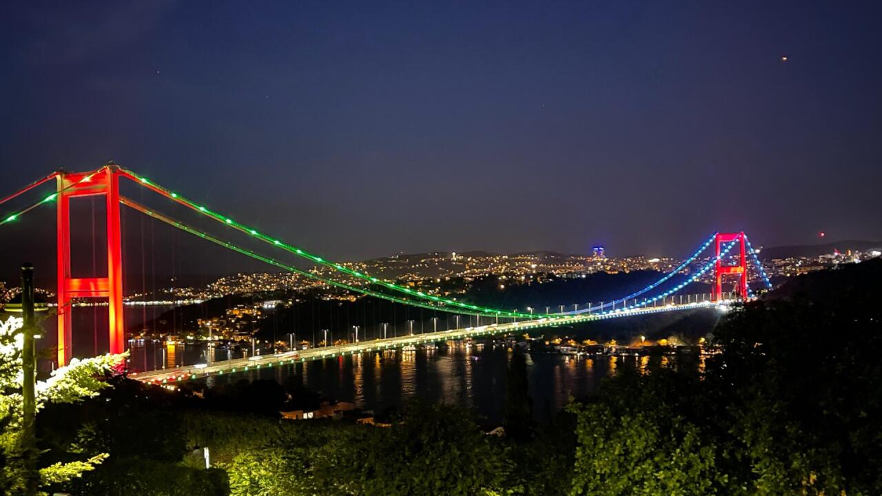 Стамбул, окрашенный в цвета азербайджанского флага, этой ночью выглядит еще прекраснее