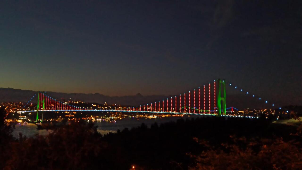 Стамбул, окрашенный в цвета азербайджанского флага, этой ночью выглядит еще прекраснее