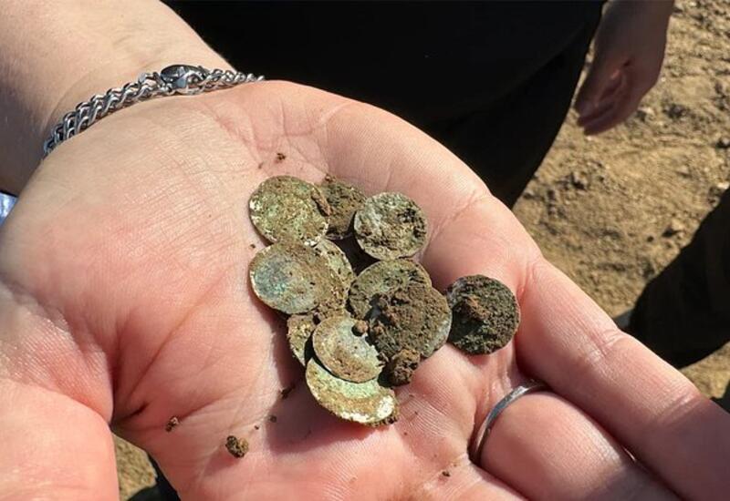 Женщина вышла на прогулку и нашла две тысячи средневековых монет