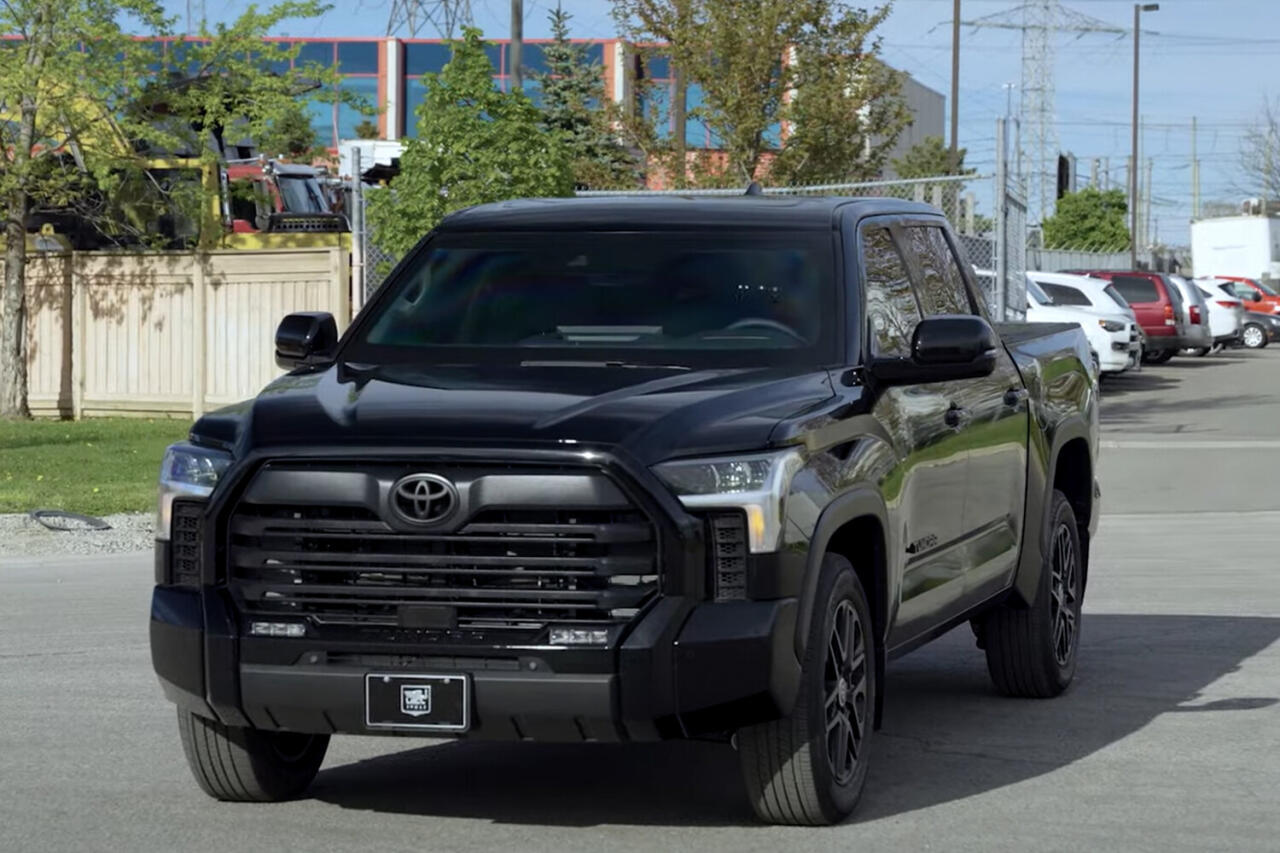 Канадцы превратили пикап Toyota Tundra в незаметный броневик - ВИДЕО