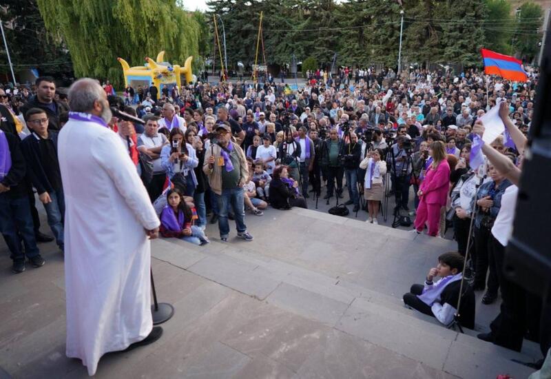 Армянская оппозиция покупает массовку для митингов