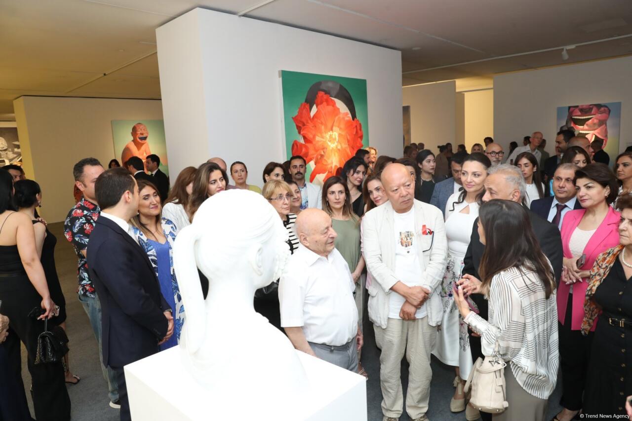 В Центре Гейдара Алиева состоялось открытие выставки известного китайского художника Юэ Миньцзюня "Сад улыбок"