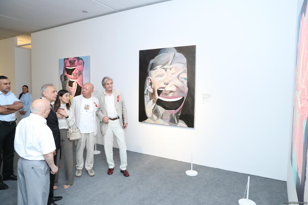 В Центре Гейдара Алиева состоялось открытие выставки известного китайского художника Юэ Миньцзюня "Сад улыбок"