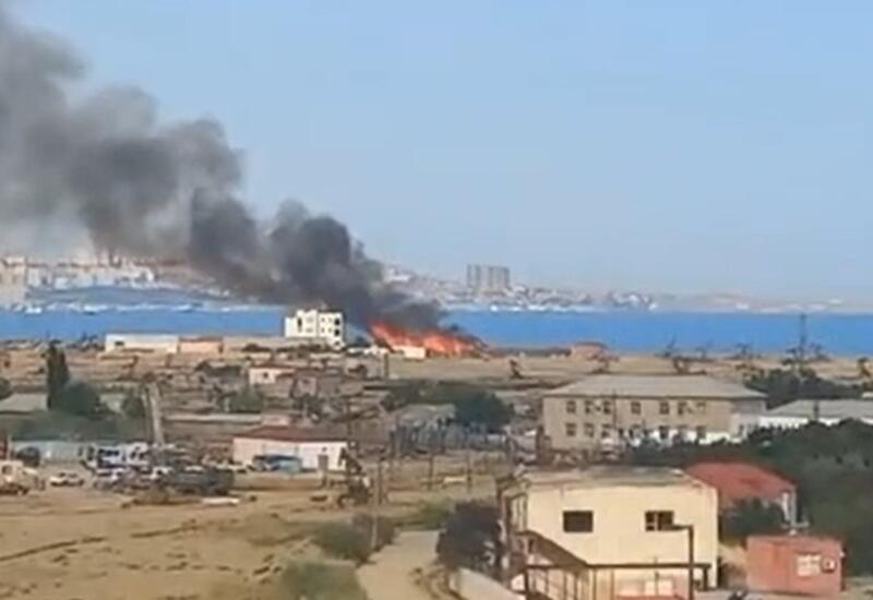 Пожар на открытой местности вблизи моря в Баку локализован