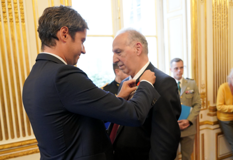 Висящий на волоске премьер Франции может вляпаться с награждением Почетных легионов