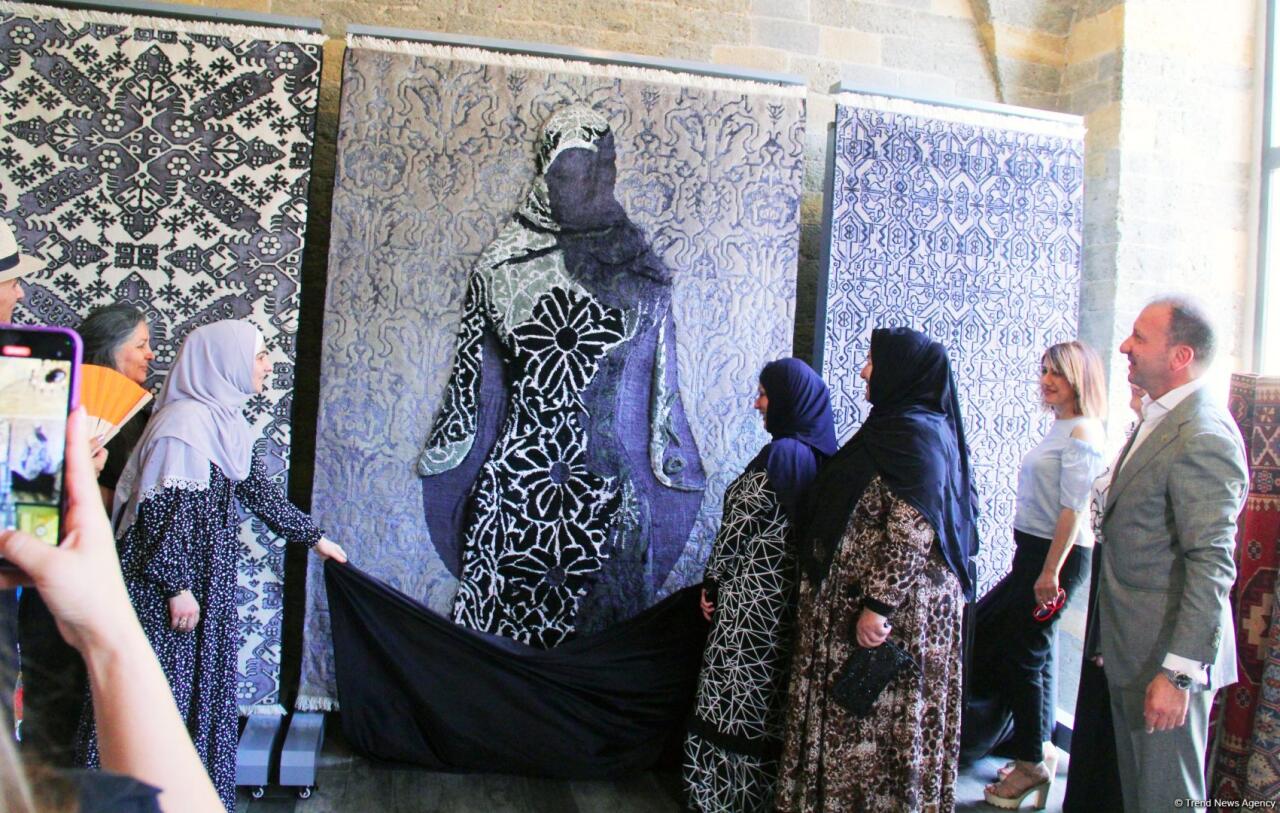 "Азерхалча" и Айдан Салахова представили эксклюзивную коллекцию ковра-триптиха "Женщина"