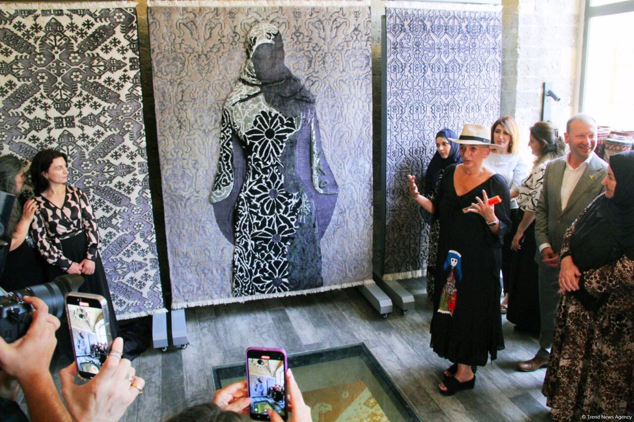 "Азерхалча" и Айдан Салахова представили эксклюзивную коллекцию ковра-триптиха "Женщина"