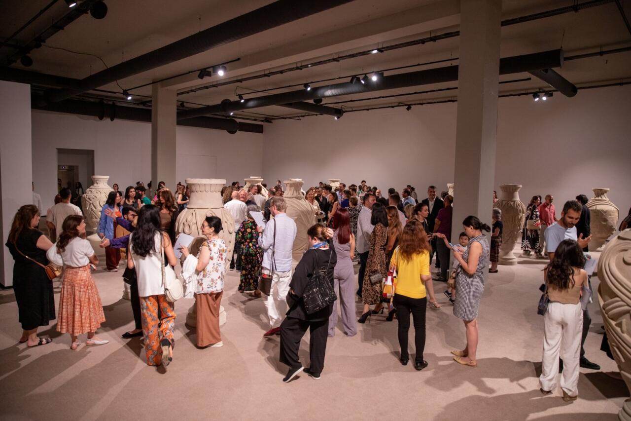 YARAT представил удивительную экспозицию Айдан Салаховой "Голоса тишины" и групповую выставку "Ненаблюдаемые мечты"