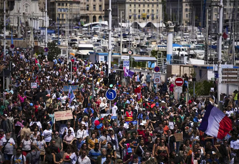 250 тыс. человек вышли на улицы Франции