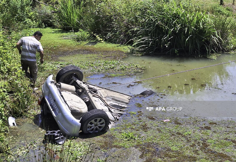 В Лянкяране автомобиль упал в канал,