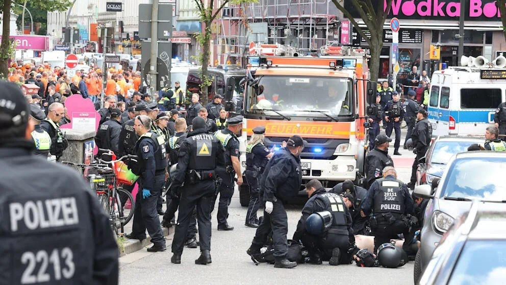 Перед футбольным матчем Польша-Нидерланды совершено нападение на полицейских