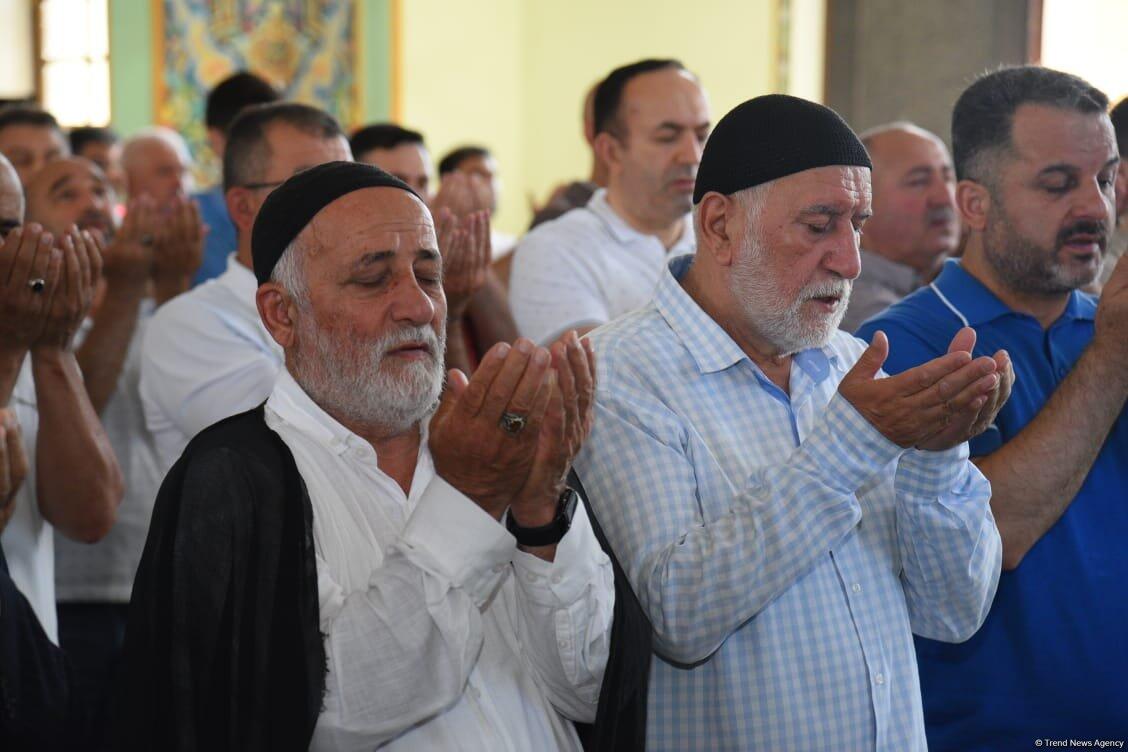 Праздничный намаз по случаю Гурбан байрамы в мечети «Тезе пир»