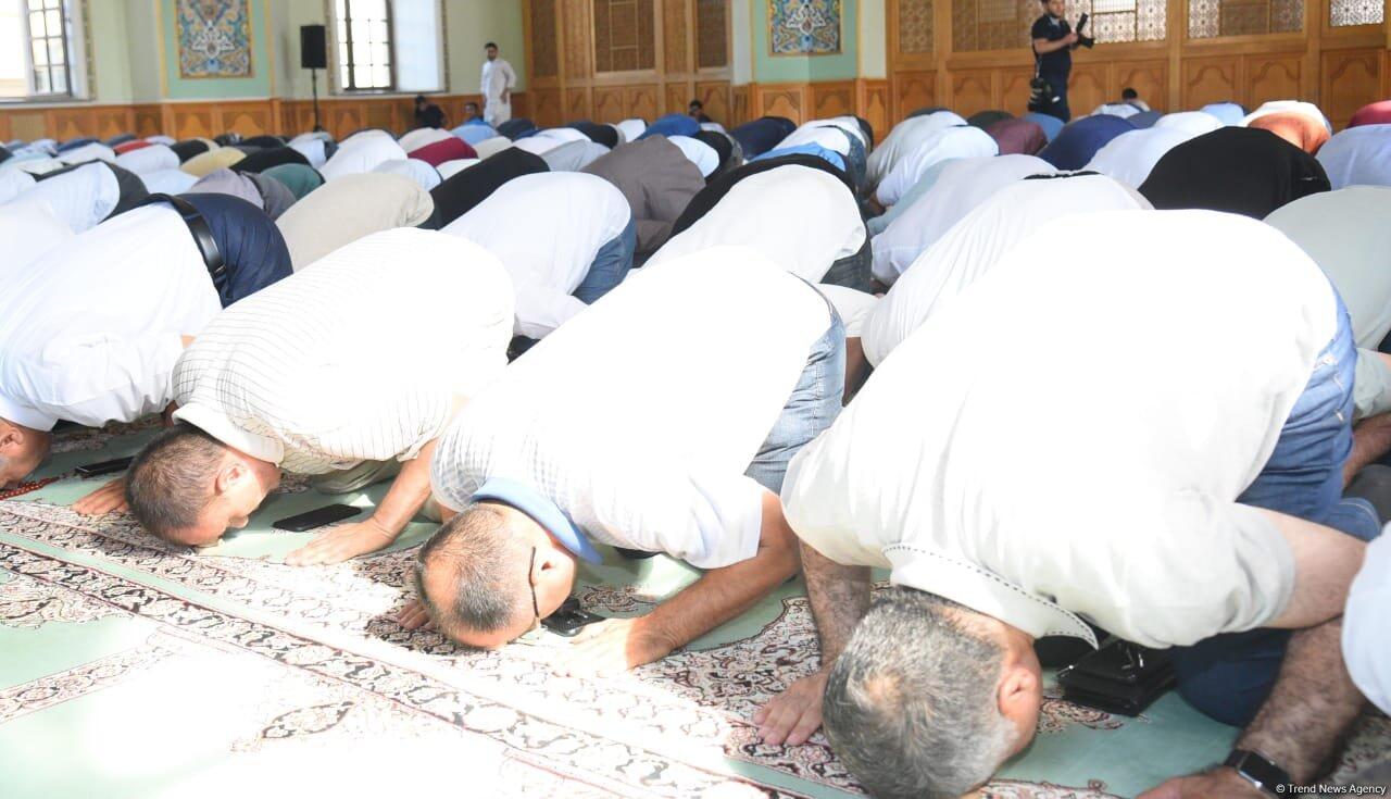 Праздничный намаз по случаю Гурбан байрамы в мечети «Тезе пир»