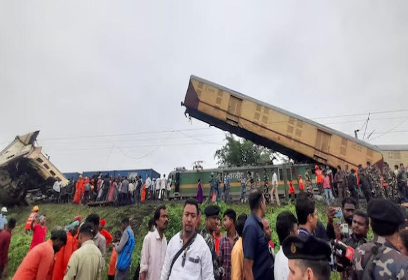 Столкновение поездов в Индии, много погибших
