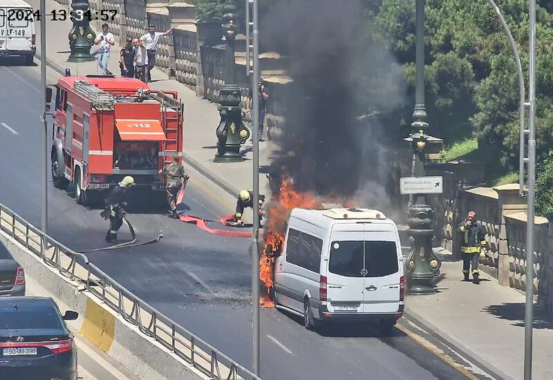 Bakıda mikroavtobus yandı,