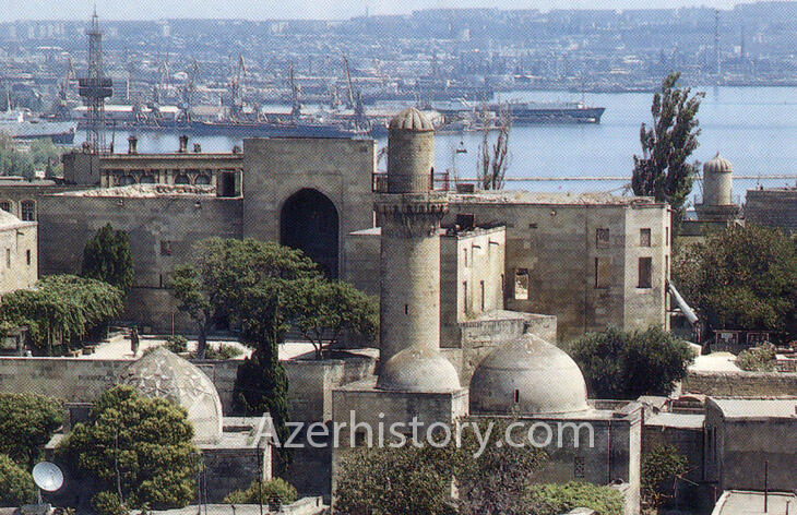 Синтез времен: памятники Баку на открытках