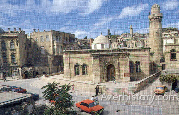 Синтез времен: памятники Баку на открытках
