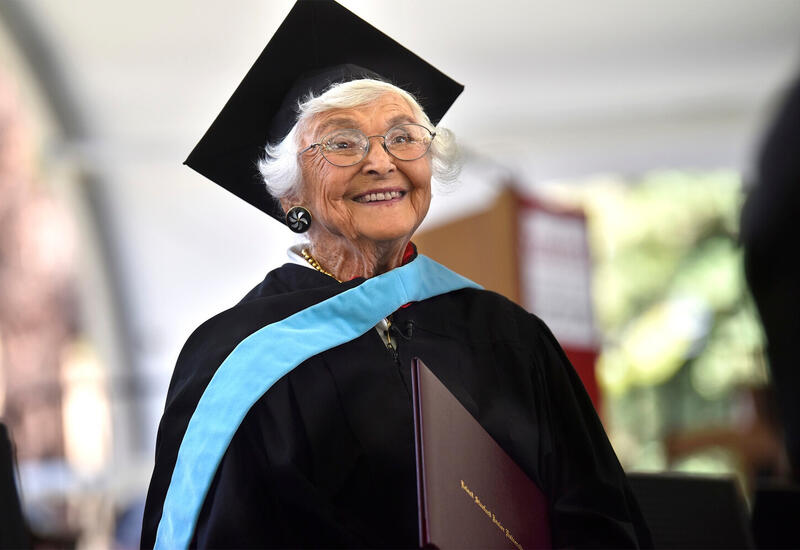 105-летняя женщина закончила Стэнфорд и получила свой первый диплом