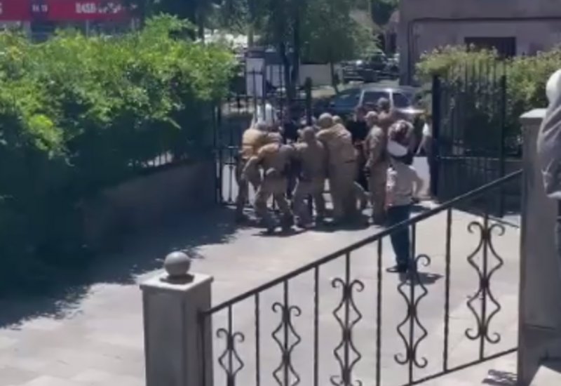 Спецназ МВД сломал ворота представительства сепаратистов в Ереване