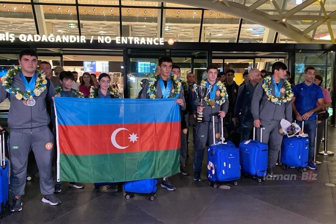 Сборная Азербайджана по тяжелой атлетике вернулась на Родину