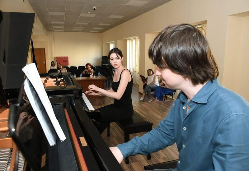 В Баку прошел мастер-класс известного российского пианиста